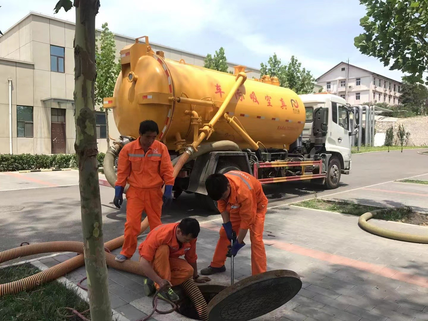 多文镇管道疏通车停在窨井附近