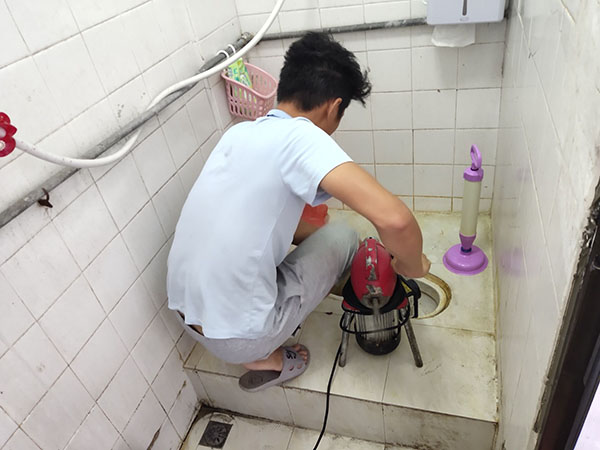 多文镇管道堵塞冒臭气 专业师傅现场解决问题